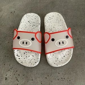 Toddler Neutral Piggy Slippers Sz 5